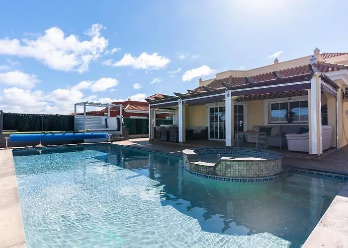 Comfortable Family House With Pool And Jacuzzi Villa