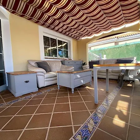 Вилла Comfortable Family House With Pool And Jacuzzi