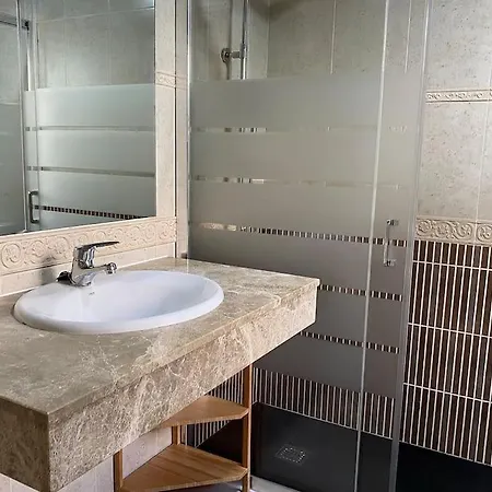 Вилла Comfortable Family House With Pool And Jacuzzi *