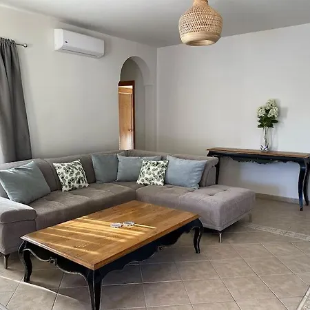 Comfortable Family House With Pool And Jacuzzi *