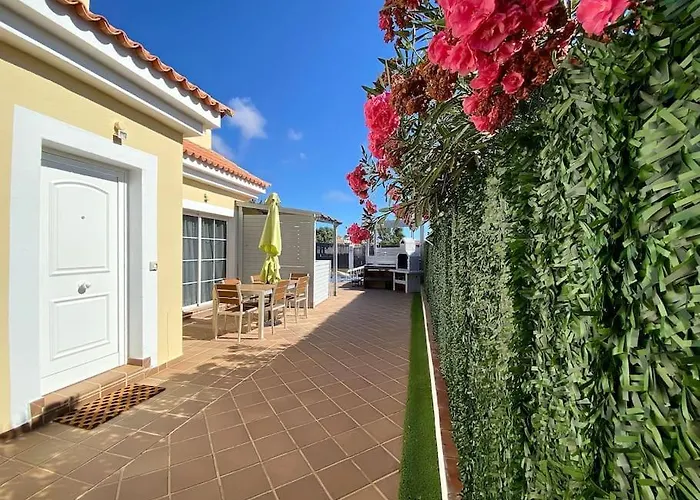 Comfortable Family House With Pool And Jacuzzi *