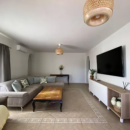 Villa Comfortable Family House With Pool And Jacuzzi Costa De Antigua