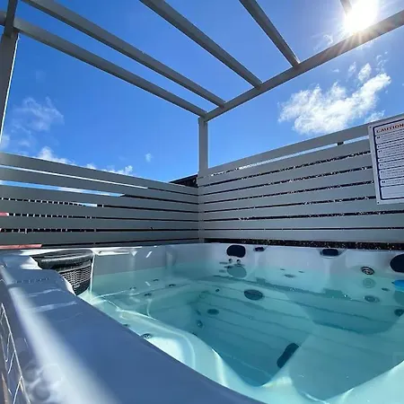 Villa Comfortable Family House With Pool And Jacuzzi