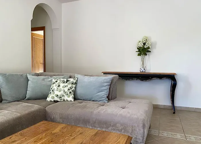 Comfortable Family House With Pool And Jacuzzi *