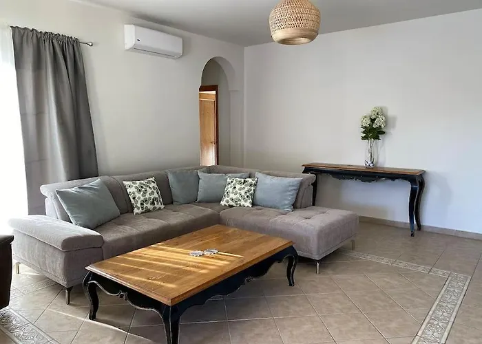 Comfortable Family House With Pool And Jacuzzi *